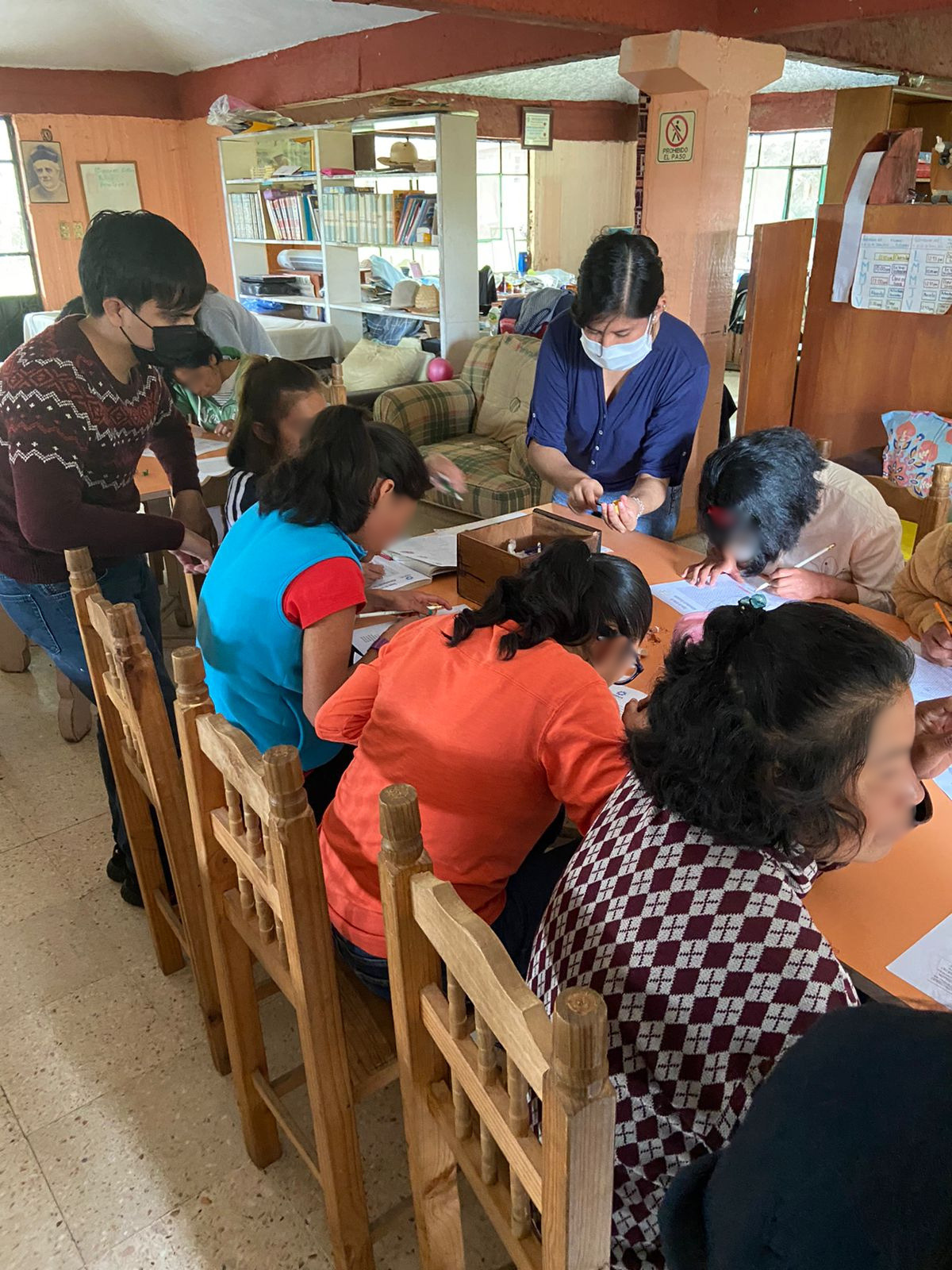 Celebración comunitaria con piñata